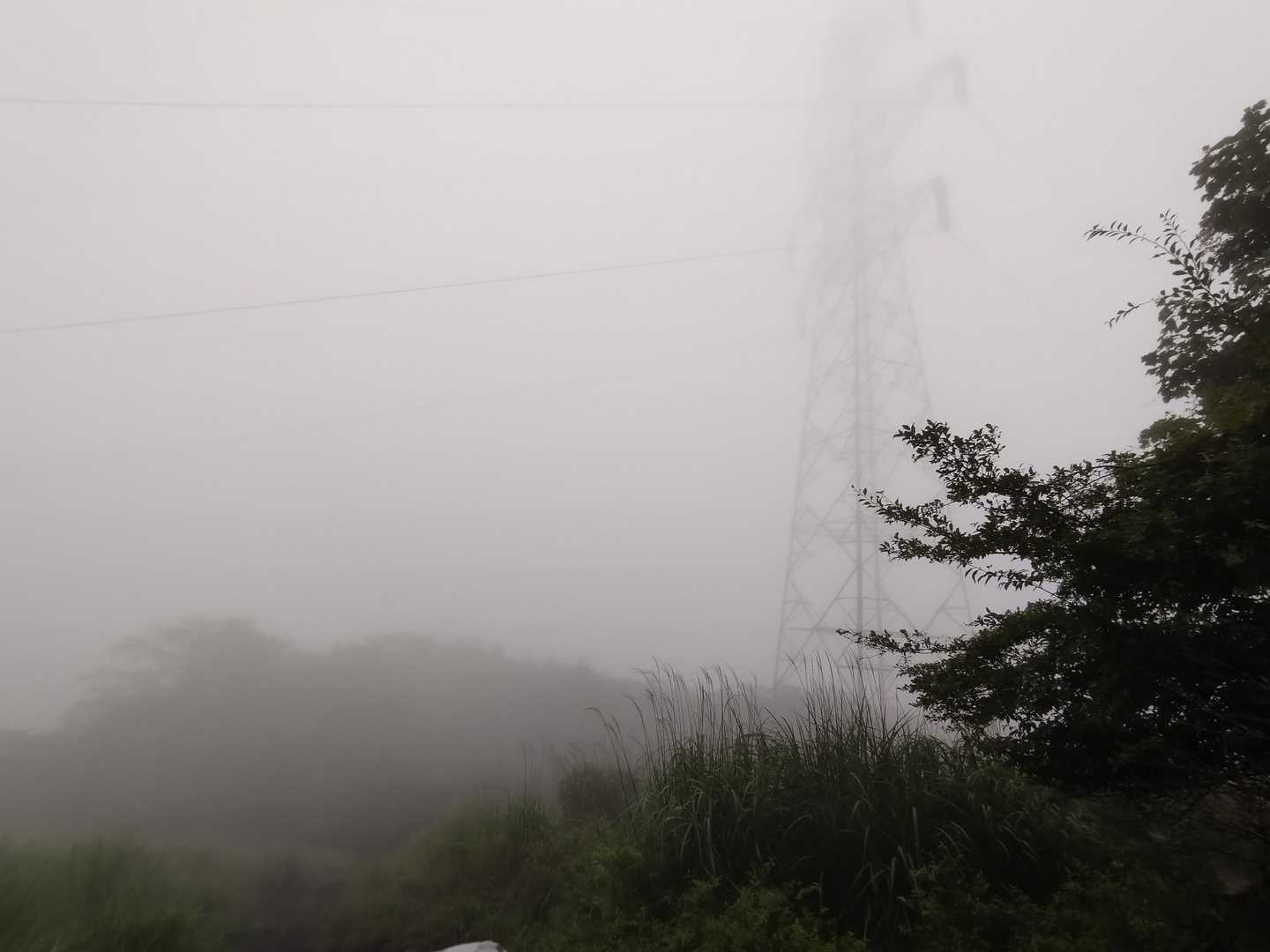 ふと横を見たら　鉄塔

ホントはメチャ開けてて
この日１番の展望のいい場所だったはず