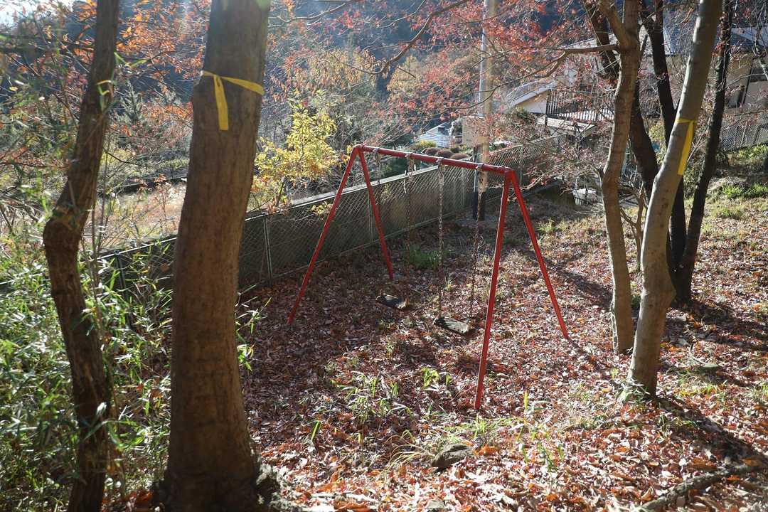 ブランコを通り先の車道に出る