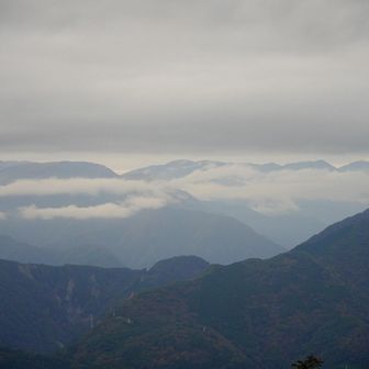 おぉ…塩見岳以南を近くに眺めるのは初めて
右側は白峰三山