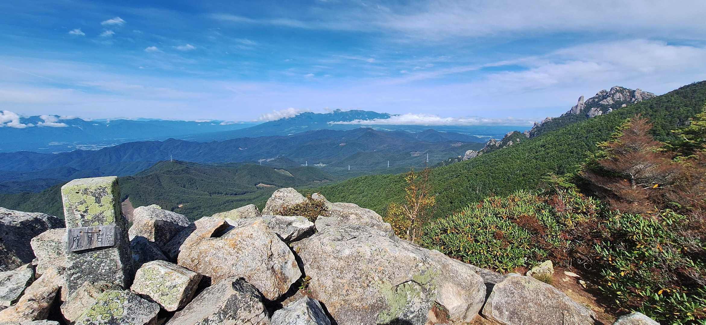 トトロの森みたいなとこを抜けて鷹見岩に寄り道⛰️
本日最高の眺望
右に瑞牆山
真ん中に八ヶ岳
赤岳や権現岳⛰️