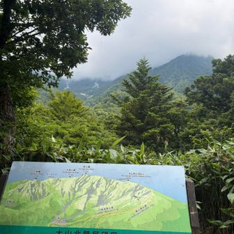 山頂からの眺望、雲がなければ、残念