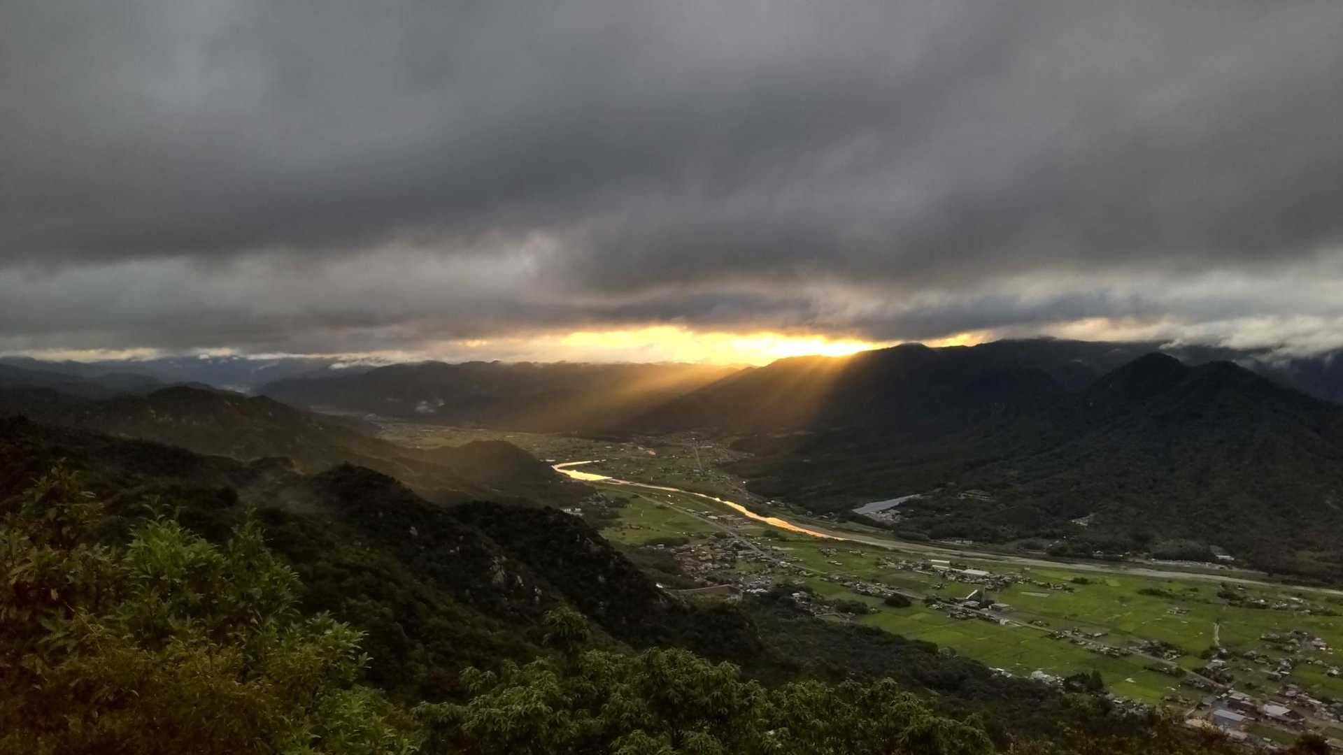 雲の切れ間から日が射し込んできました✨