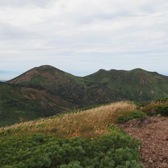 振り返ると小岳・大岳・井戸岳