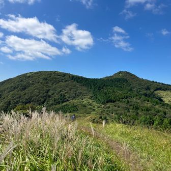 主峰の鞍岳
