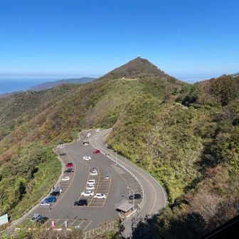 弥彦山展望食堂から🤳
パノラマタワー🅿️は結構 空いている
そういえば、20代の頃、あの🅿️から弥彦山に登ったな(登ったというべき距離か？) 
一応、当時の記憶はそこそこあった(安心した)