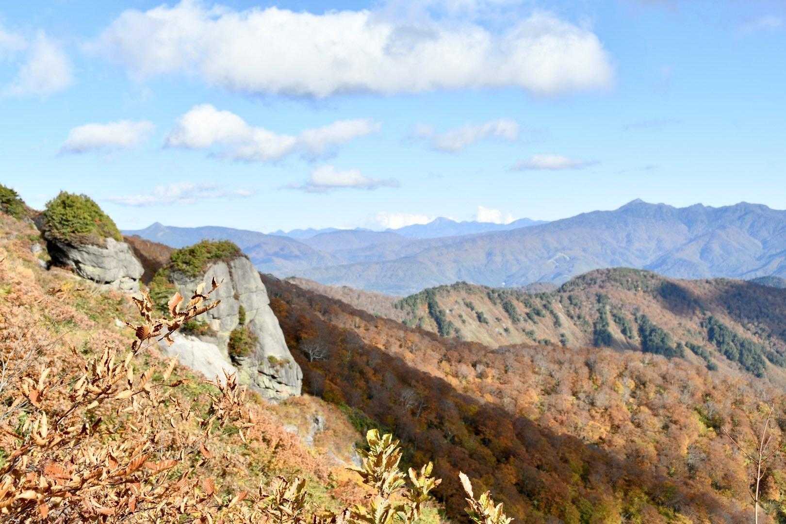 ジジ岩とババ岩🪨と紅葉🍁
右は武尊山⛰