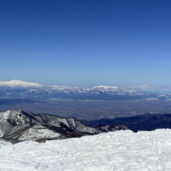 左に月山と、遠くに鳥海山。