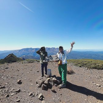 ニセイカウシュッペ山⛰️登頂🙌
男性ペアさんに撮ってもらいました🤳山頂、ちょっと風強かった〜🌀なのでここで休憩せずに写真撮ってすぐにアンギラスへ。