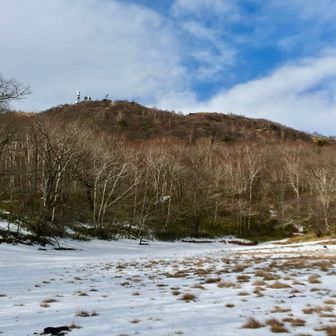 血の池火口から見上げる地蔵岳