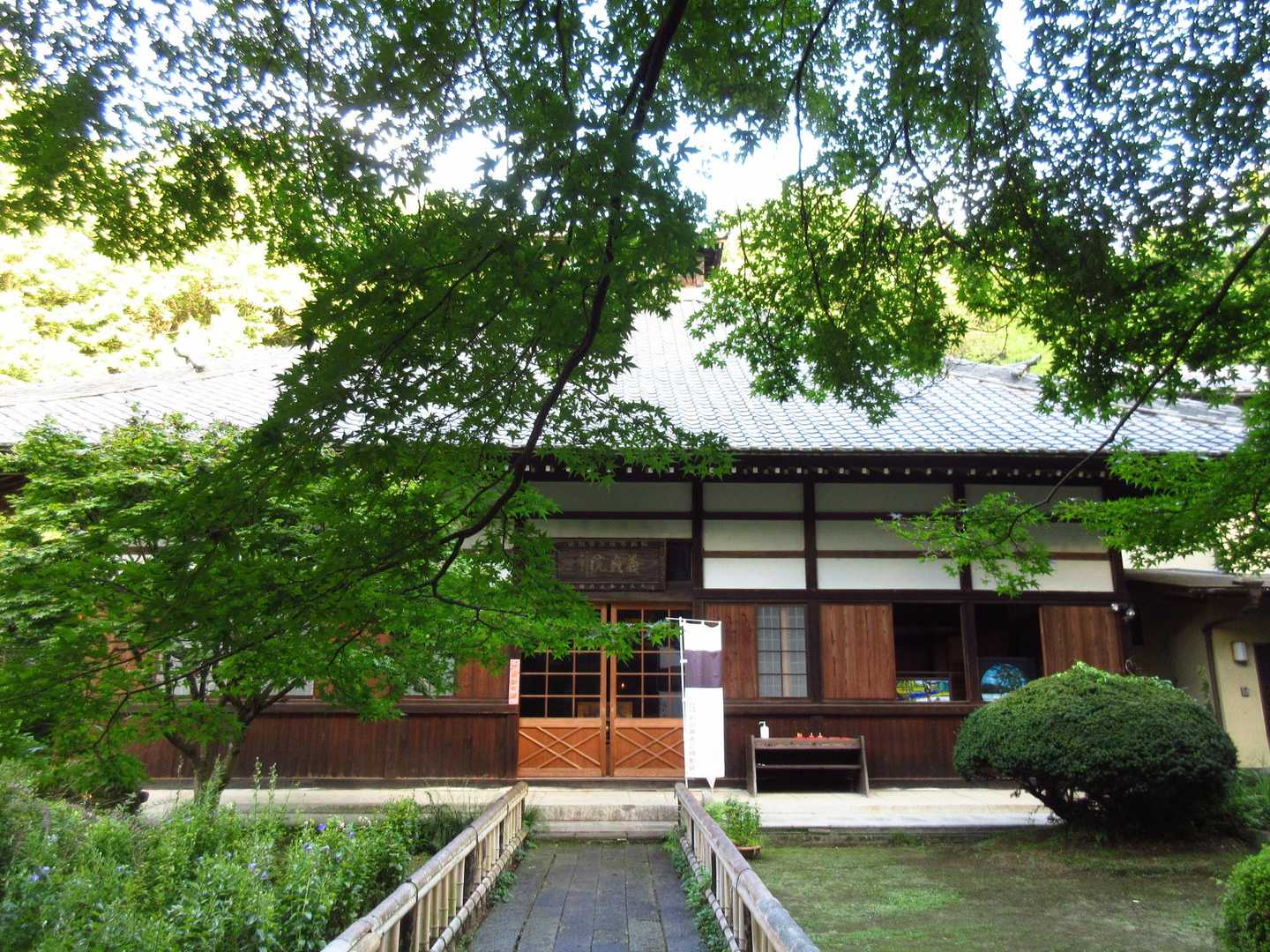 本堂[大田山 義貞院 金龍寺]