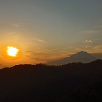 夕焼けの西の空と富士