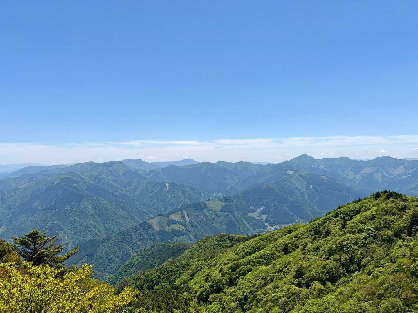 赤星山から豊受山向う途中で
山並みが余りにも美しく😍