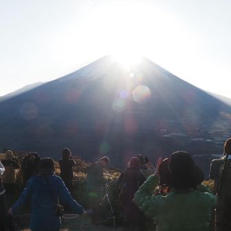 見晴台でも多くの人達がダイヤモンド富士を眺めていました。
