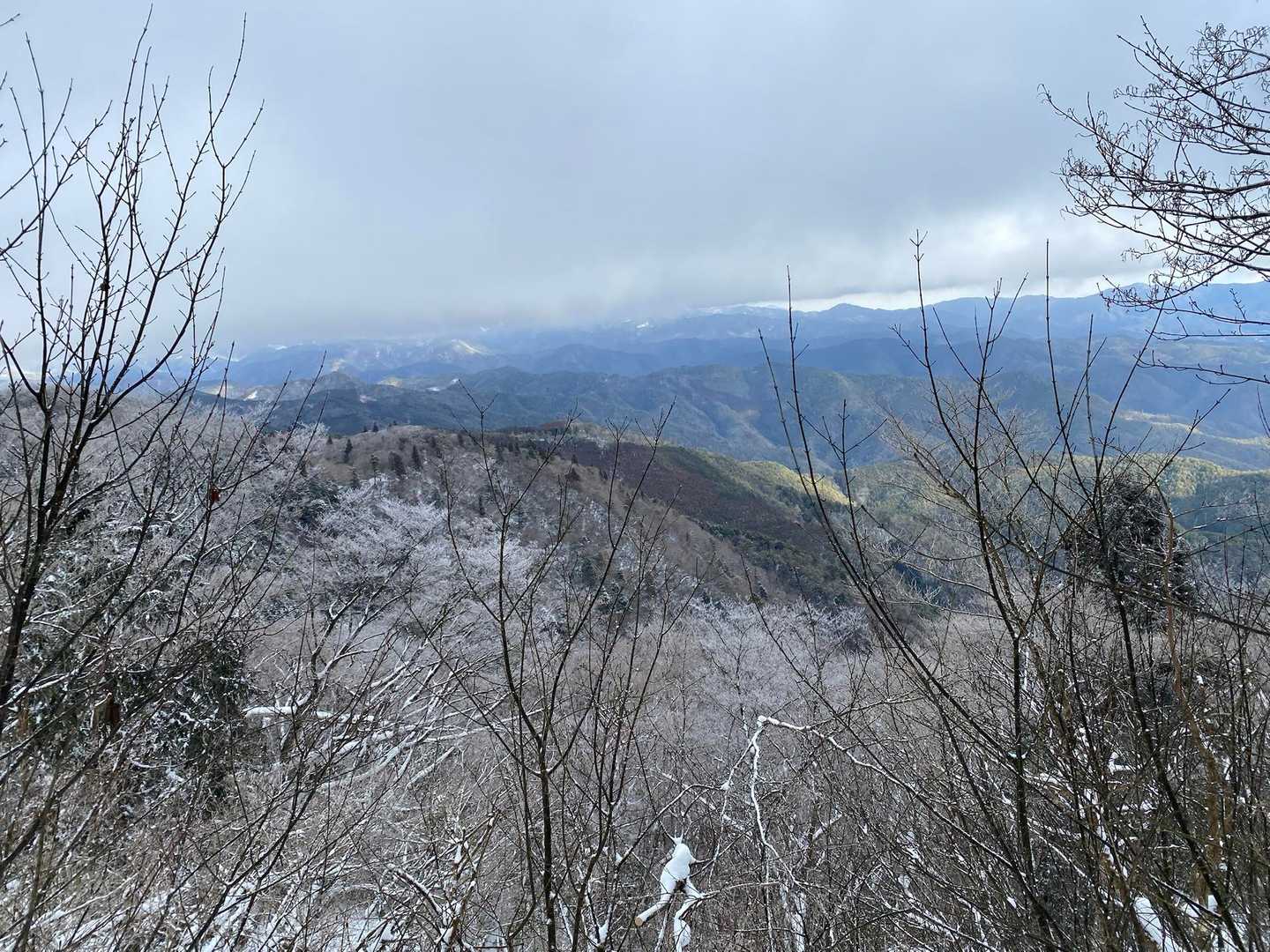 ほんとはあっち↖️比良山系に行くつもりだった💦烟ってて寒そう😨❄️
愛宕山にしてよかった👍
