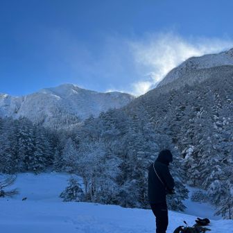 あっという間に行者小屋。名残惜しく山々を見上げます。