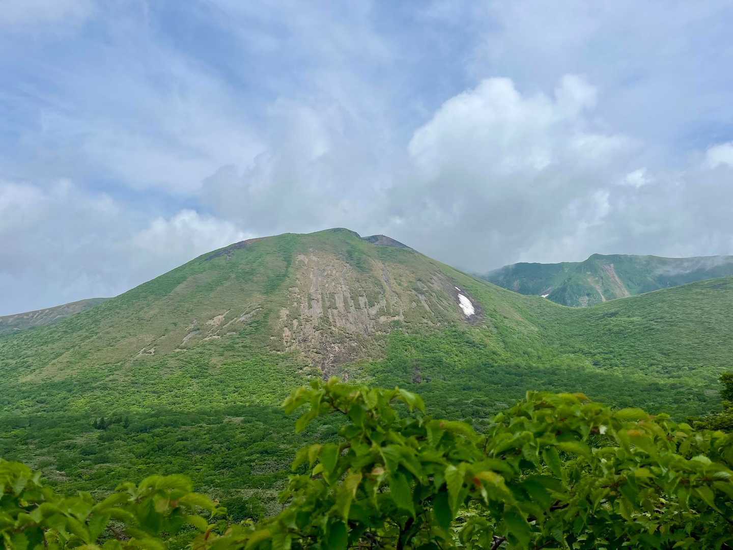 女岳からは噴気が見えることも。数年前には火山性微動や地震も起きていて今は静かでも活火山です。