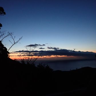分厚くて全く動かない雲が日の出の場所に