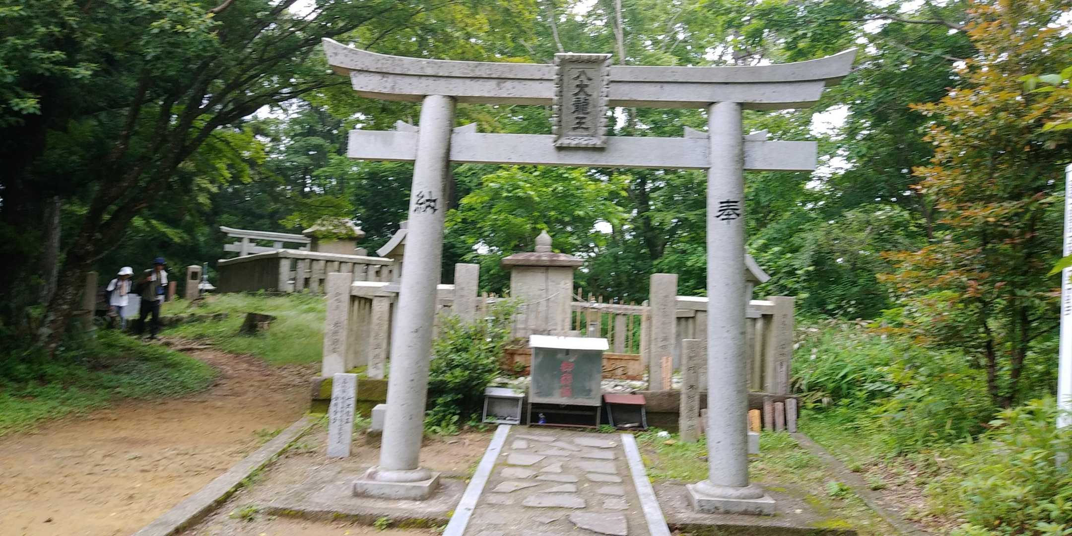 山頂の八大竜王社。その後ろは高おがみ神社。