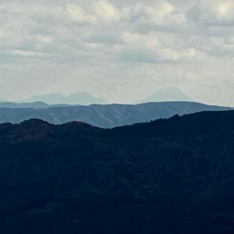 遠くに鶴見岳と由布岳