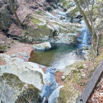 道中小さな滝と釜がたくさんあります