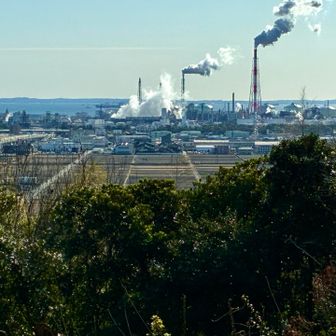 四日市市の工場地帯🏭が見えます。