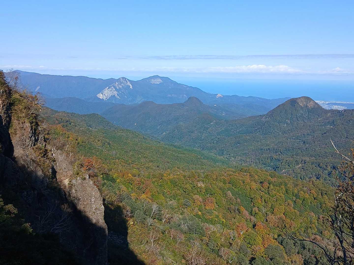 青海黒姫山
麓の紅葉はまだまだ