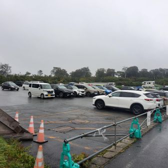 雨のせいか車少なめ