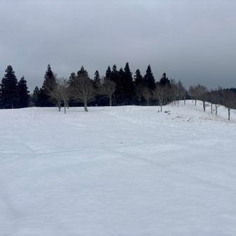 展望所横にはコンクリート製の机といすがあるのですが、雪ですっぽり埋まっていました❄️