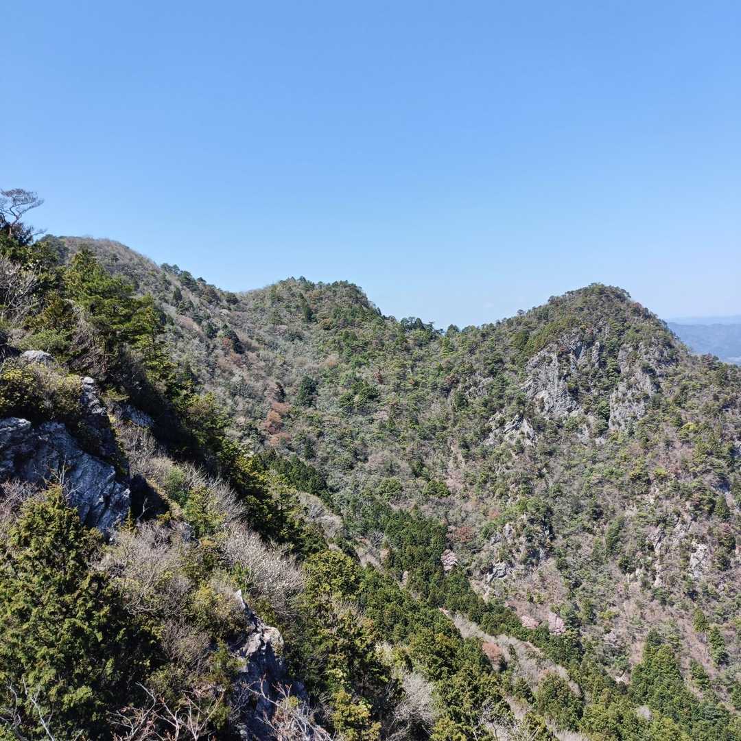 覗岩からの三尾山東峰、西峰、本峰😊