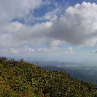 湖北の方も霞んでますが竹生島が見えました。