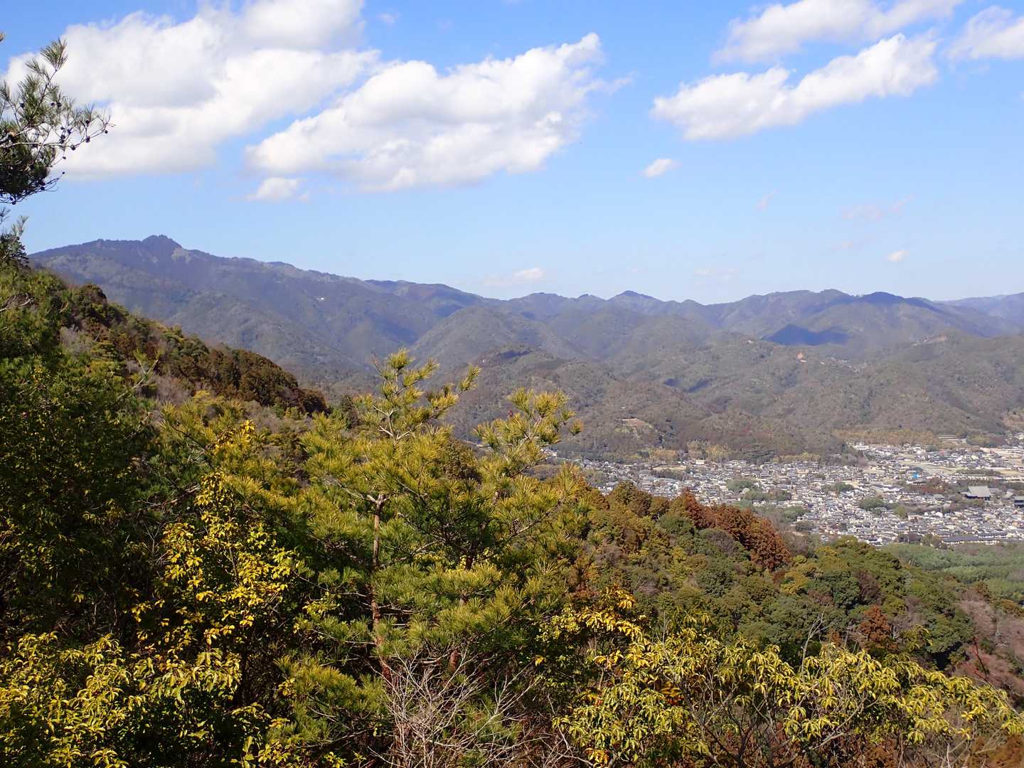左手に愛宕山