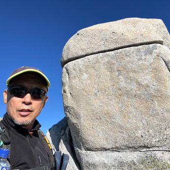 遠近法的に岩が大きく見えないけど、本当は、どでかい