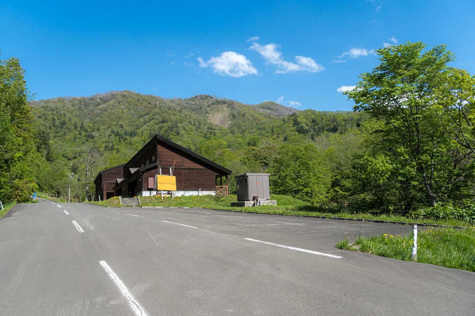 車道をのんびり歩いてAコースの登山口へ