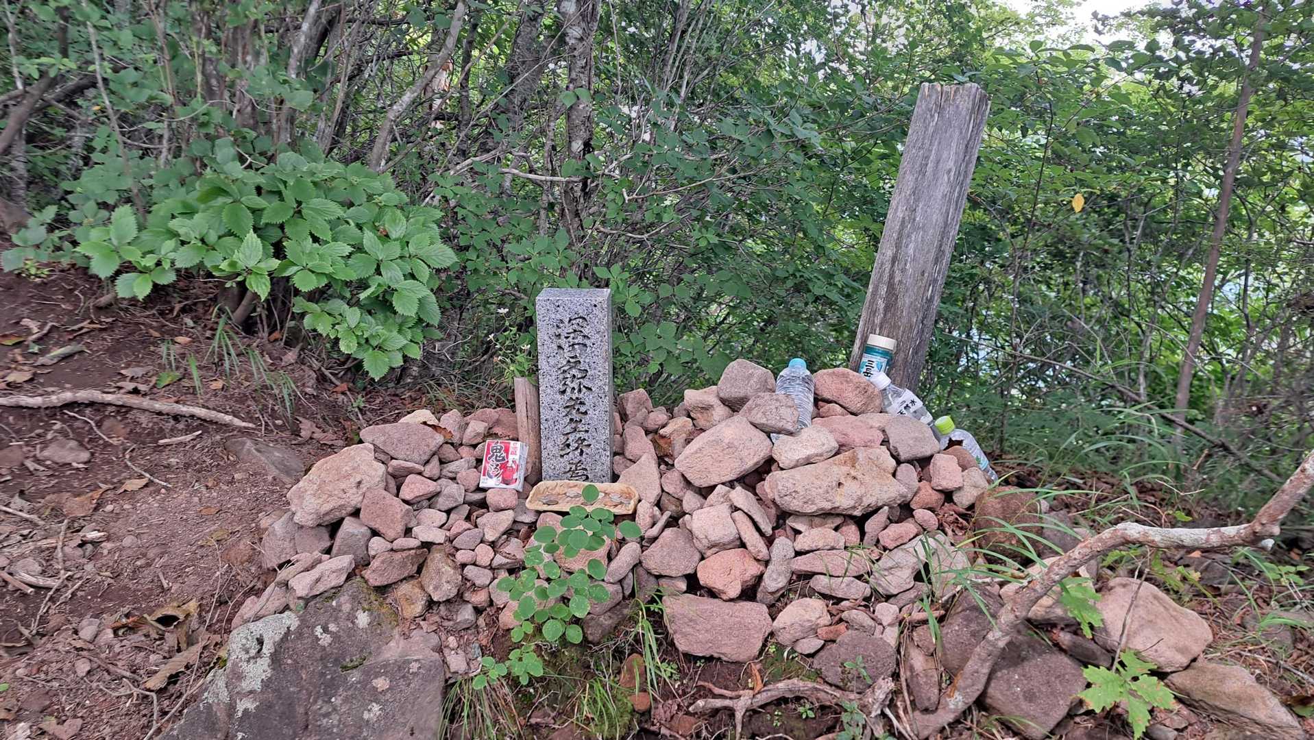 山頂の少し手前に「深田久弥先生終焉」と書かれた碑があります🙏