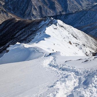 ステップあるので降りも楽々👍とは云え慎重に、ここから激下りです😁コケたら下まで転げ落ちます⚠️