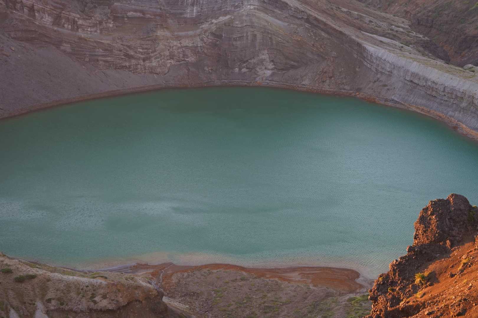 蔵王山 | エメラルドグリーンに輝く神秘の火口湖、荒涼たる火山帯に広がるパノラマの写真