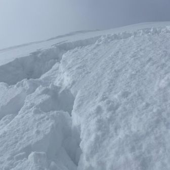 急な所はクラックが入り表層がズレやすかった
雪崩注意です