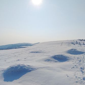 横岳ピークから朝日に向かって進む