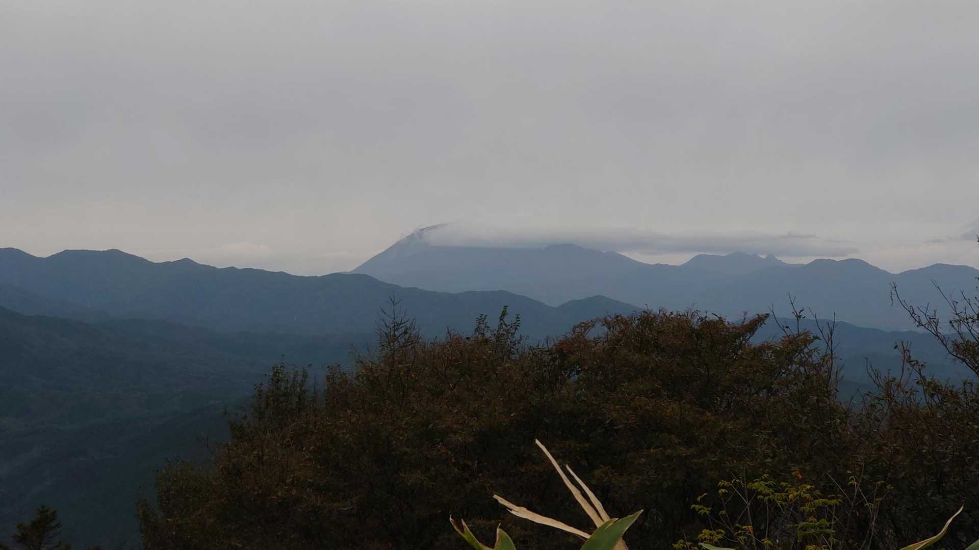 途中で大山(だいせん)どーん！ですが、今日は雲に隠れてました。