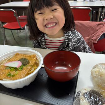 きつねうどんとおにぎり。