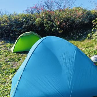 富士見峠へ戻りました
単独女性の方がすでにテント⛺を
私達も張ります。