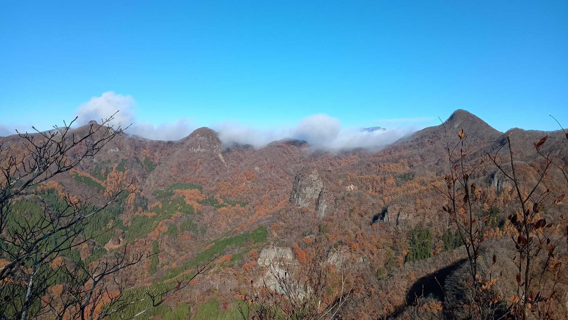 今日は浅間山は頭だけ
右のが荒船
一番左が兜岩山