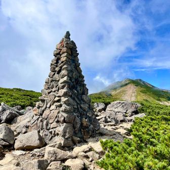 白馬乗鞍岳（2469ｍ）山頂⛰️
船越ノ頭と小蓮華岳をバックにカッコいい👍