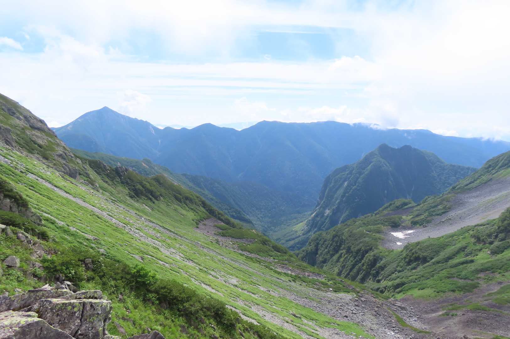 横尾本谷
常念岳2857m蝶ヶ岳2677m
右は屏風岩
屏風岩の向こうが横尾
雪が残る北穂池
このあたりがキレットで一番低い場所