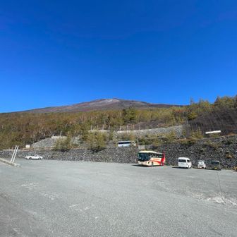 　　　　　五合目

写真 右下 外にある 階段の手すりに
金剛杖を 立てかけて、忘れてく

左下⬅️から 入山する