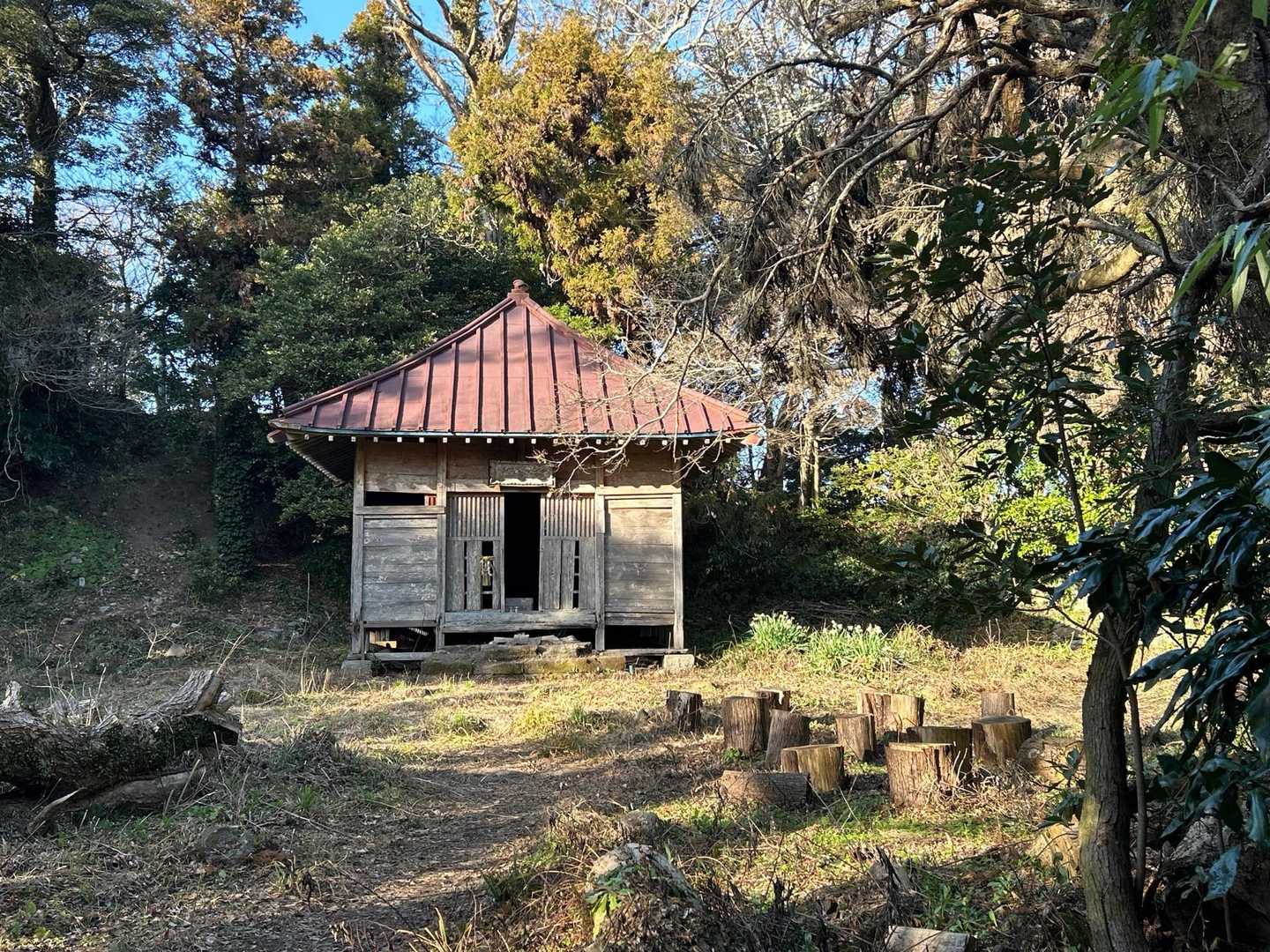 南峰は朽ちたお堂があるのみで山標は見つからなかったです