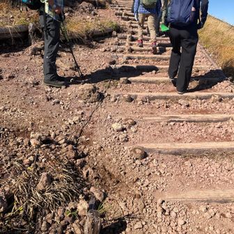 山頂手前の階段を登る