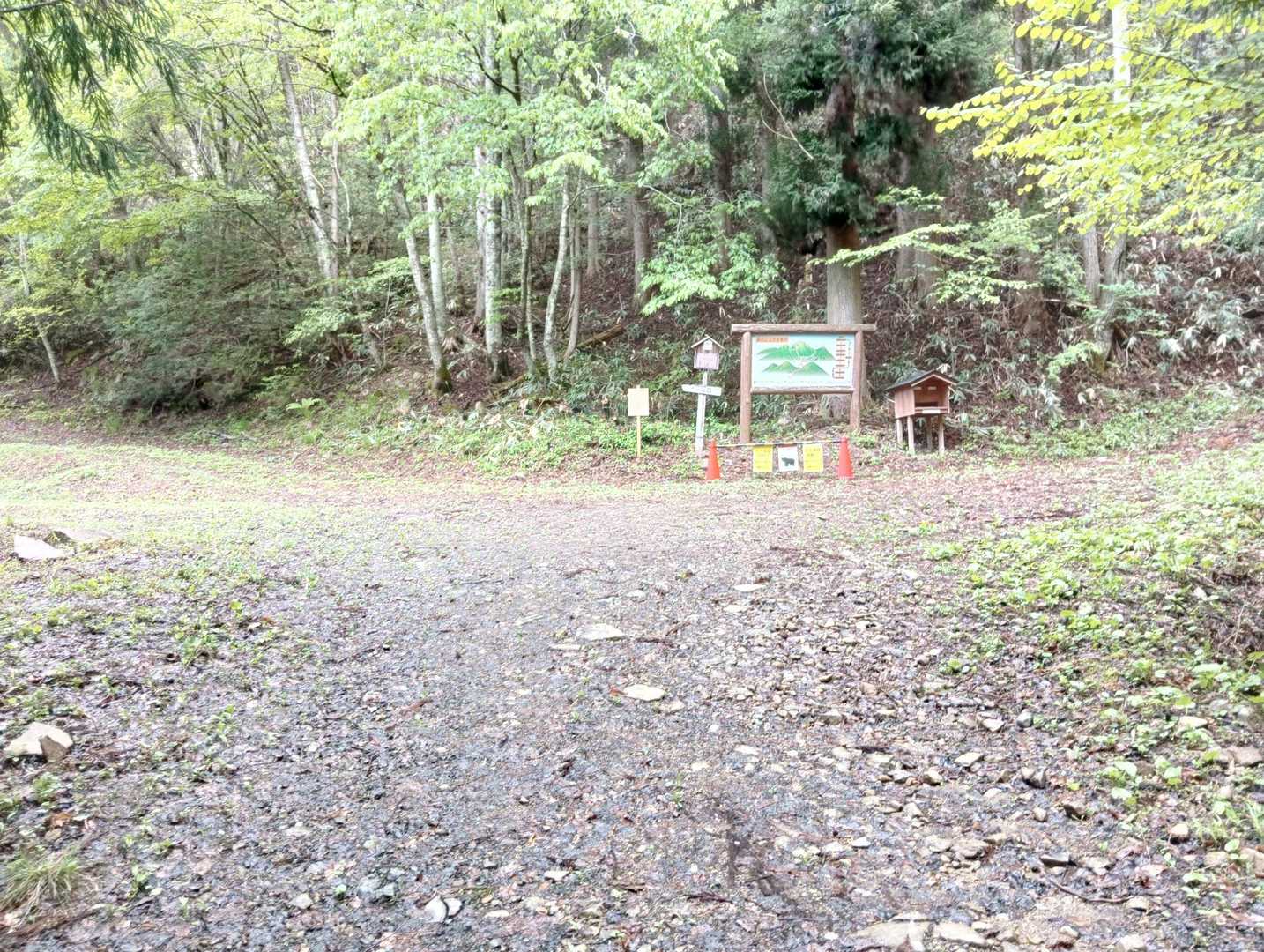 高屹山登山口に林道を約1時間歩いて🚶