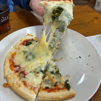 山椒たっぷりのピザ。おいしかった🍕