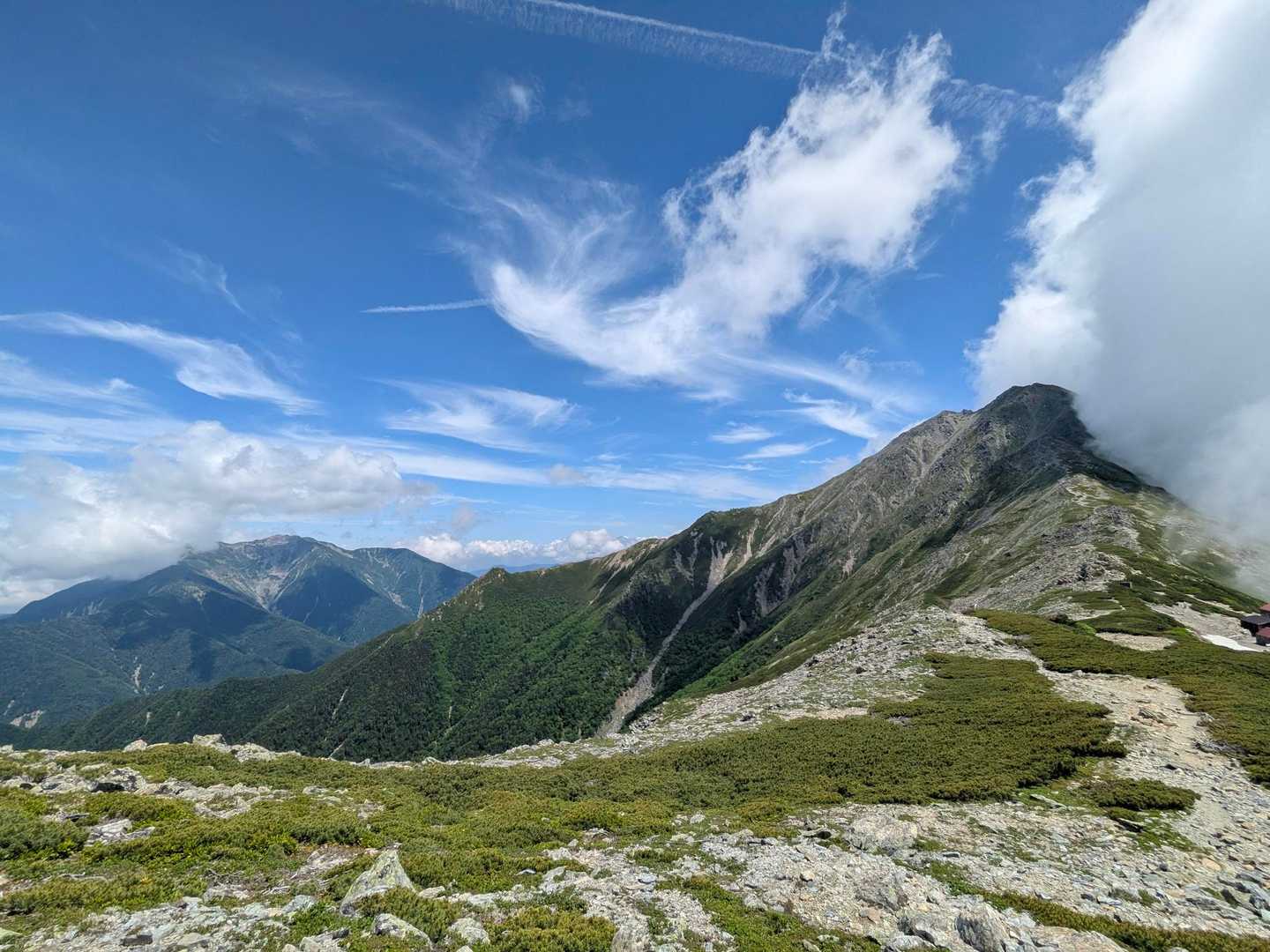 北岳山荘を過ぎて振り返るとこの眺め！素晴らしい！